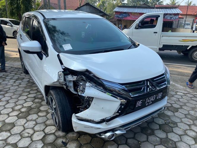 
					Sopir Mengantuk, Mobil Expander Tabrak Suzuki Karimun Hingga Masuk Parit