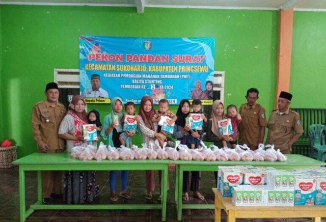 
					Pekon Pandan Surat Bagikan Makanan Tambahan Untuk Peningkatan Gizi.