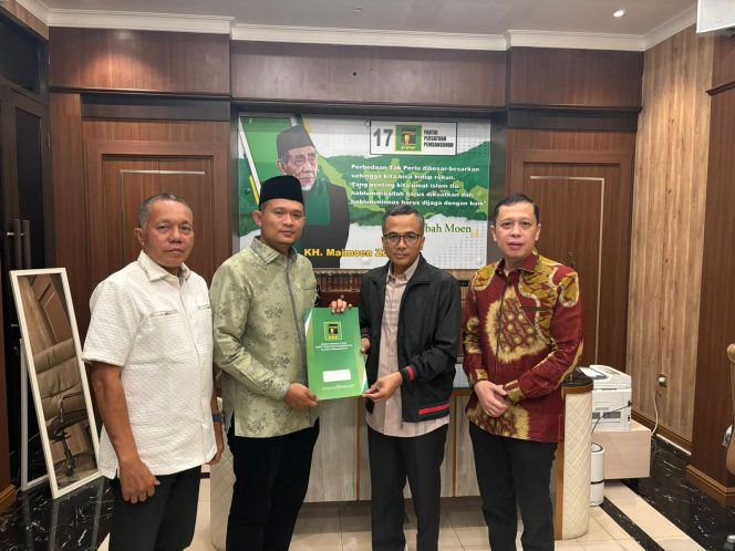 
					Jevi Hardi Sofyan SH,MH Terima Surat Tugas Dari DPP Partai PPP Sebagai Calon Wakil Bupati Pringsewu
