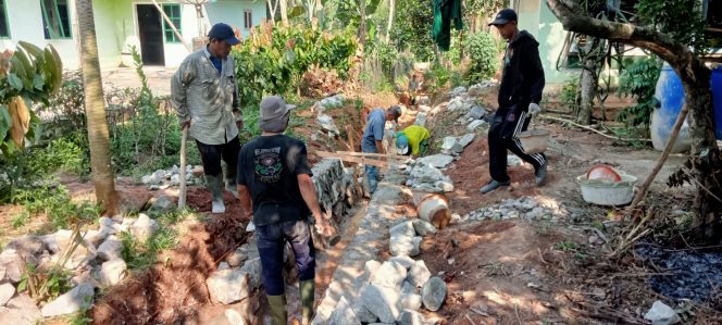 
					Semangat membangun Pekon Bandung Baru Barat Bangun Drainase
