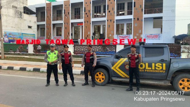 
					Ratusan Personel Polres Pringsewu Amankan Pelaksanaan Sholat Idul Adha 1445 H dan Penyembelihan Hewan Kurban