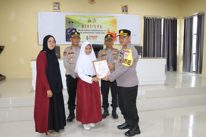 
					HUT Bhayangkara Ke-78, Polres Pringsewu Berikan Beasiswa Kepada Tiga Siswa Berprestasi