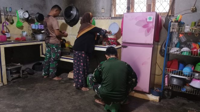 
					Anggota Satgas TMMD 121 Bantu Ibu Asuh Memasak Di Dapur