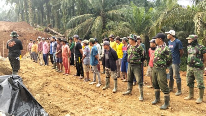 
					Bakar Semangat Anggota, Danki Satgas TMMD Pimpin Doa Bersama Saat Apel Pagi