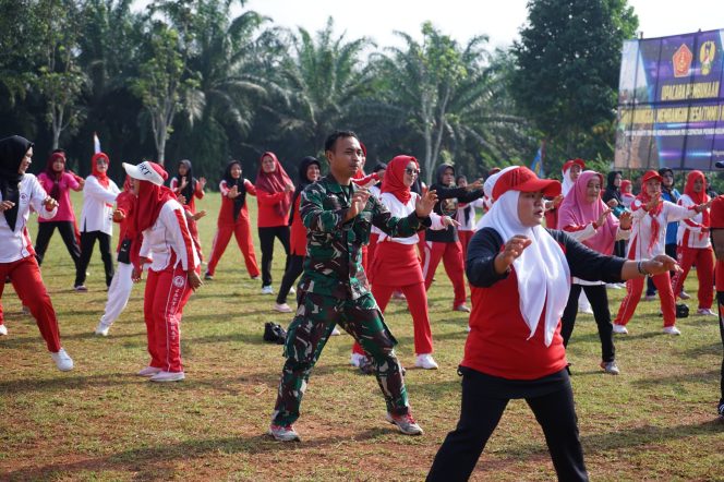 
					Satgas TMMD 121 Kodim 0424/Tanggamus ajak warga pajar mulya Senam Pagi Gembira