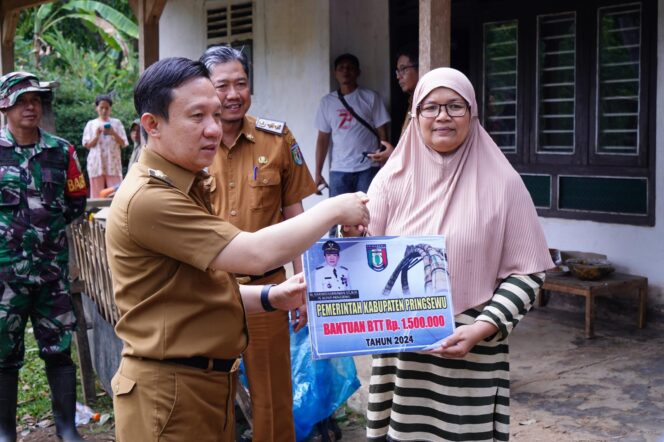 
					Pj Bupati Pringsewu Serahkan Bantuan Korban Angin Puting Beliung