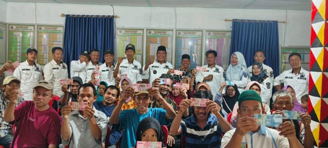 
					Guna Mendukung Percepatan Penghapusan Kemiskinan Ekstrem, Kakon Abdul Rohman bagikan BLT DD ke 45 Penerima
