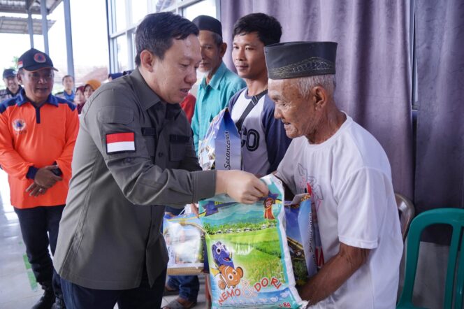 
					Tinjau Lokasi Terdampak Banjir di Ambarawa, Pj Bupati Pringsewu Serahkan Bantuan