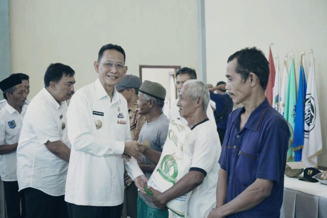 
					Adi Erlansyah Berikan Bantuan Untuk Bantuan Pangan Untuk Warga Terdampak El-nino Di Pekon Tegal Sari