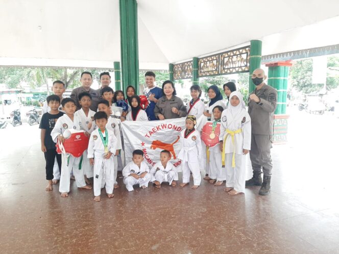 
					Usai Sabet 14 Medali di Kejati Cup 2025, Kejari Pringsewu Respon Positif Dengan Menyambangi Dojang MSSC di Pendopo Pringsewu