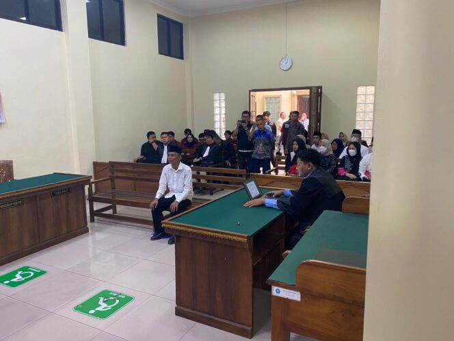 
					Kepala Pekon Sukoharjo 3 Barat mengenakan kemeja putih di ruang sidang Pengadilan TIPIKOR Tanjung Karang